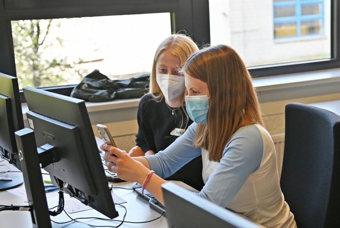 2022-fh-app-entwicklung Zwei Mädchen arbeiten am Computer.