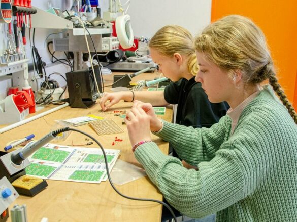 FH_GD_2023-elektrotechnick Zwei Mädchen arbeiten mit elektrotechnischen Geräten.