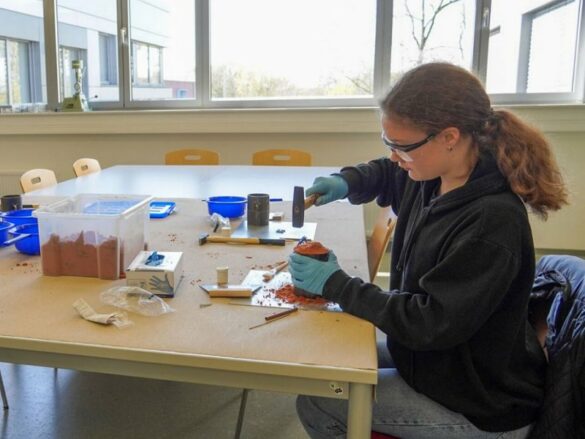 FH_GD_2023-materialkunde Ein Mädchen arbeitet mit der Gußform.