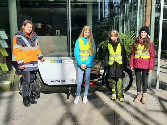 fahrradbuero-gd-2023-gruppenfoto Gruppenfoto v. L. n. r. : Radverkehrsplanerin Klara van Eickels und die drei teilnehmenden Schülerinnen vor dem Stadthaus3 in Münster