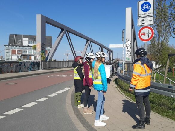 fahrradbuero-gd-2023-planungsgespraech-2 Besprechung an der Kanalbrücke.