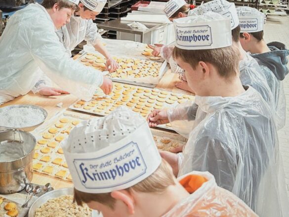 krimphove-1 Eine Gruppe Jungen verzieren Kekse.