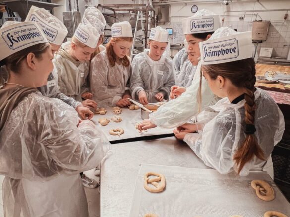 krimphove-5 Eine Gruppe Mädchen lernt Bretzeln herzustellen.
