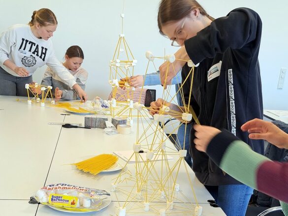 Zwei Mädchenteams bauen an ihren Türmen
