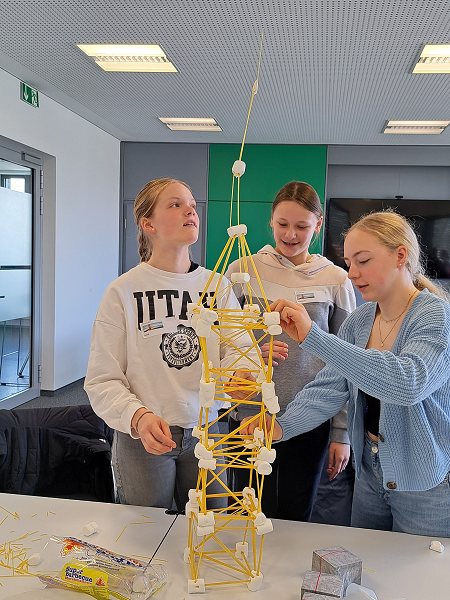 Drei Mädchen erhöhen ihren Sagettiturm