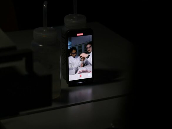 wwu-chemie-3 Ein Video läuft auf einem Smartphone