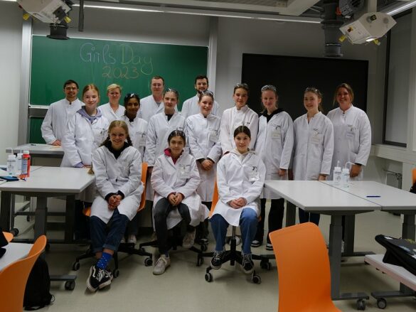 wwu-chemie-4 Gruppenfoto der teilnehmenden Mädchen mit Mitarbeiter*innen des Instituts für die Didaktik der Chemie.