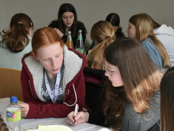 wwu-mathe-GirlsDay-23-4 Zwei Schülerinnen lösen gemeinsam die Knobelaufgaben.
