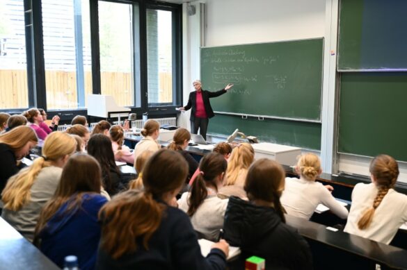 Nach dem Mensa-Besuch hielt Prof. Dr. Angela Stevens eine Schnuppervorlesung zum Thema "Dynamische Systeme".