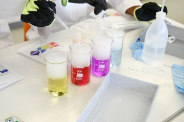 Farbenzauber Verscheidenfarbige Chemikalien