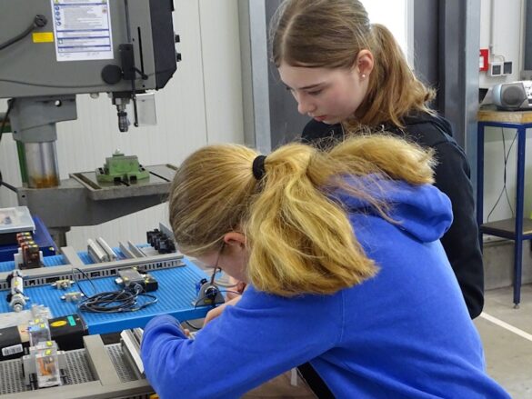 girlsday-2024-westfalen-ag-3 Zwei Mädchen bauen eine gerät zusammen