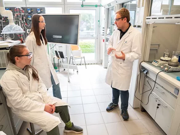 girlsday-fh-2024-2 Im Labor für nachhaltige Chemie lernten die Schülerinnen, wie man selbst Kernseife herstellt.