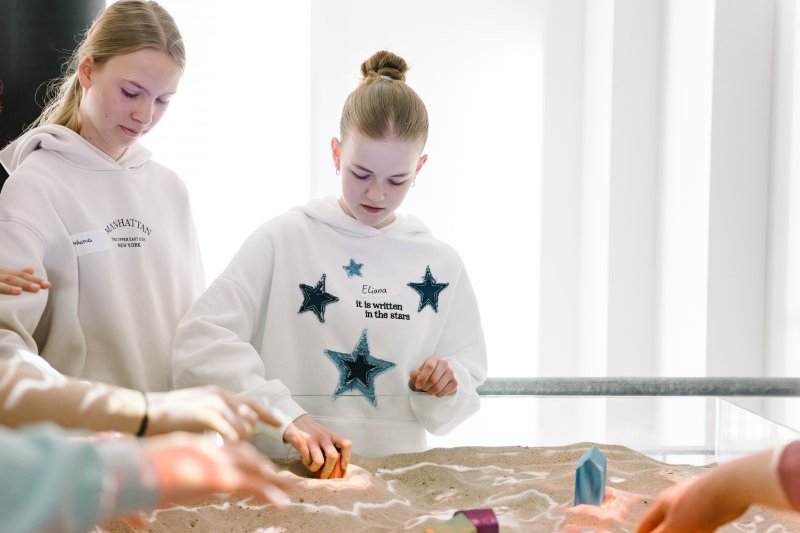 2025-Girlsday-FH-14 Schülerinnen besuchen das Techikum für Hydraulik und Stadthydrologie am Fachbereich Energie·Gebäude·Umwelt und schauen sich die nachgebauten Abwässerkanäle an und fahren mit einer Kamera durch das Abwasserrohr