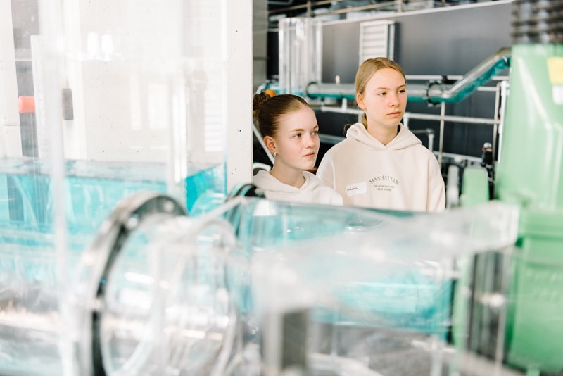 2025-Girlsday-FH-2 Schülerinnen besuchen das Techikum für Hydraulik und Stadthydrologie am Fachbereich Energie·Gebäude·Umwelt und schauen sich die nachgebauten Abwässerkanäle an und fahren mit einer Kamera durch das Abwasserrohr
