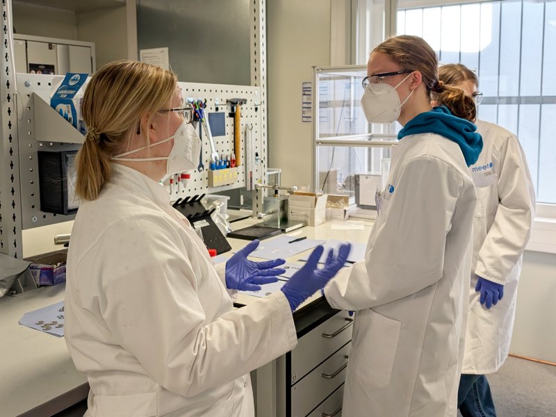 2025-Girlsday-Meet-1 Zwe Schülerinnen diskutieren ihre Beobachtungen