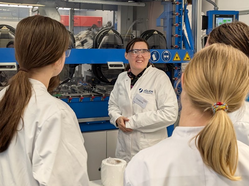 2025-Girlsday-Meet-3 Susanna Krämer und Susanne Schierz vom Helmholtz-Institut Münster zeigten den Schülerinnen, was Roboter mit der Batterieforschung zu tun haben.