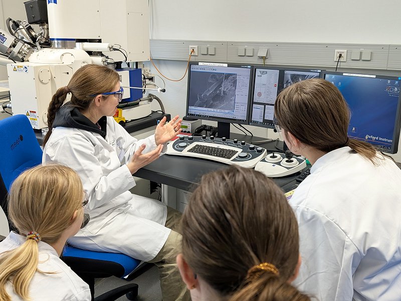 2025-Girlsday-Meet-5 Susanna Krämer und Susanne Schierz vom Helmholtz-Institut Münster zeigten den Schülerinnen, was Roboter mit der Batterieforschung zu tun haben.