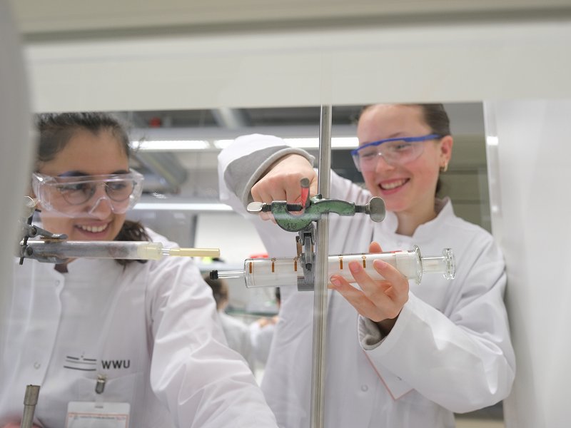 2025-girlsday-wwu-chemie-2 Durchführung spannender Experimente im Labor in vollen Montur: Kittel, Schutzbrille und Handschuhe