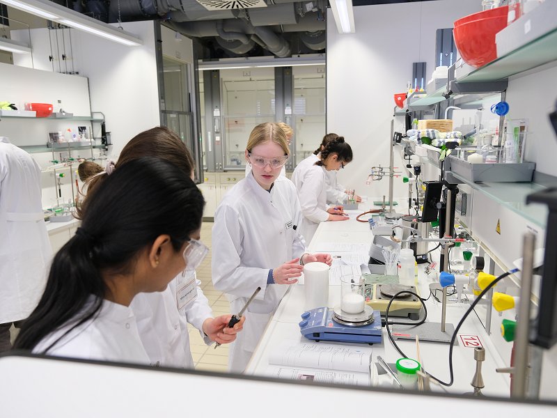 2025-girlsday-wwu-chemie-4 Durchführung spannender Experimente im Labor in vollen Montur: Kittel, Schutzbrille und Handschuhe
