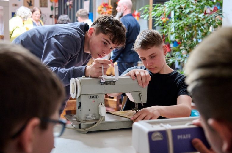 In der Lernwerkstatt der GEBA (Gesellschaft für Berufsförderung und Ausbildung) in Münster lernten fünf Boys‘ Day-Teilnehmer den Beruf des Sozialpädagogen in der Erwachsenenbildung kennen.