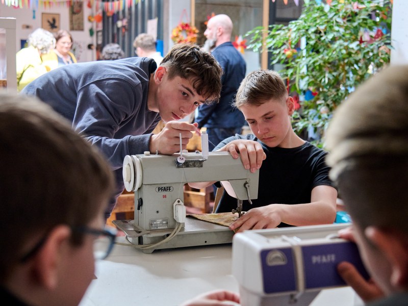 In der Lernwerkstatt der GEBA (Gesellschaft für Berufsförderung und Ausbildung) in Münster lernten fünf Boys‘ Day-Teilnehmer den Beruf des Sozialpädagogen in der Erwachsenenbildung kennen.