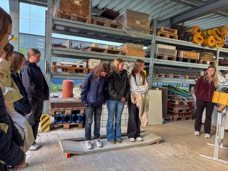 FH3-2026 Im Bautechnischen Zentrallabor führten die Schülerinnen Tragversuche mit dem eigenen Körpergewicht durch.