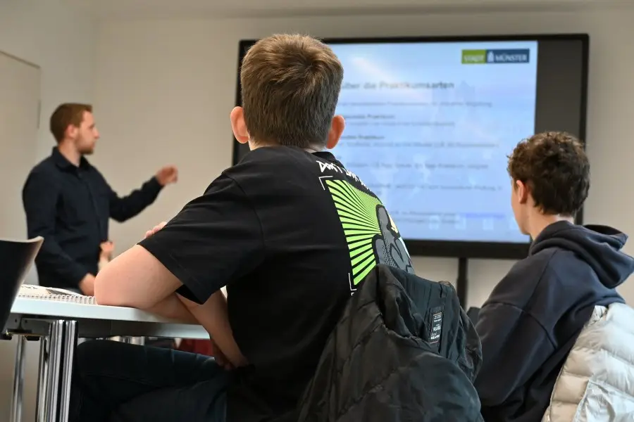 boysday-2026-Personalamt-1 Die Schüler hören aufmerksam bei einem Kurzvortrag zu.