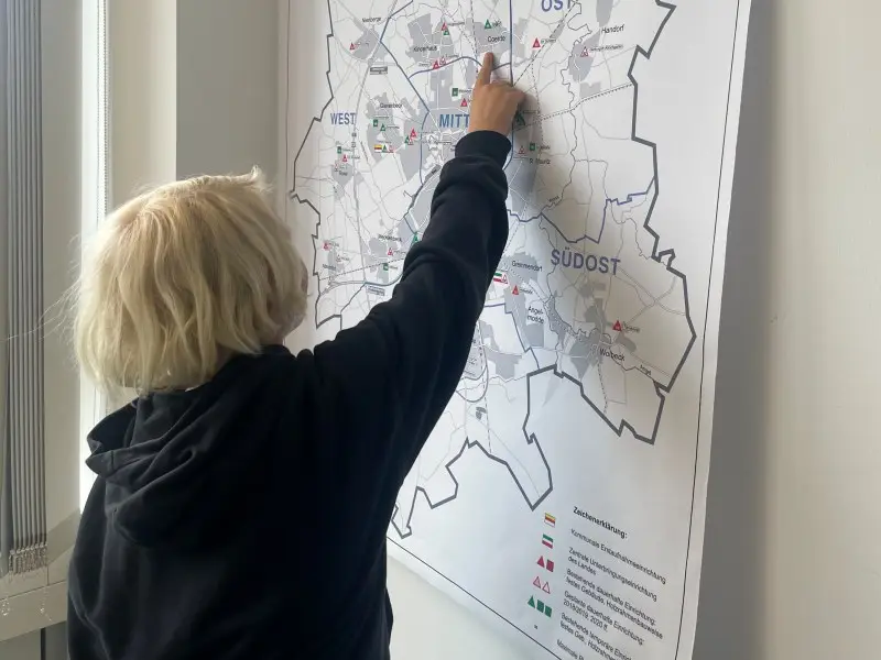 Der teilnehmende Schüler erkundet den Stadtplan der Stadt Münster.