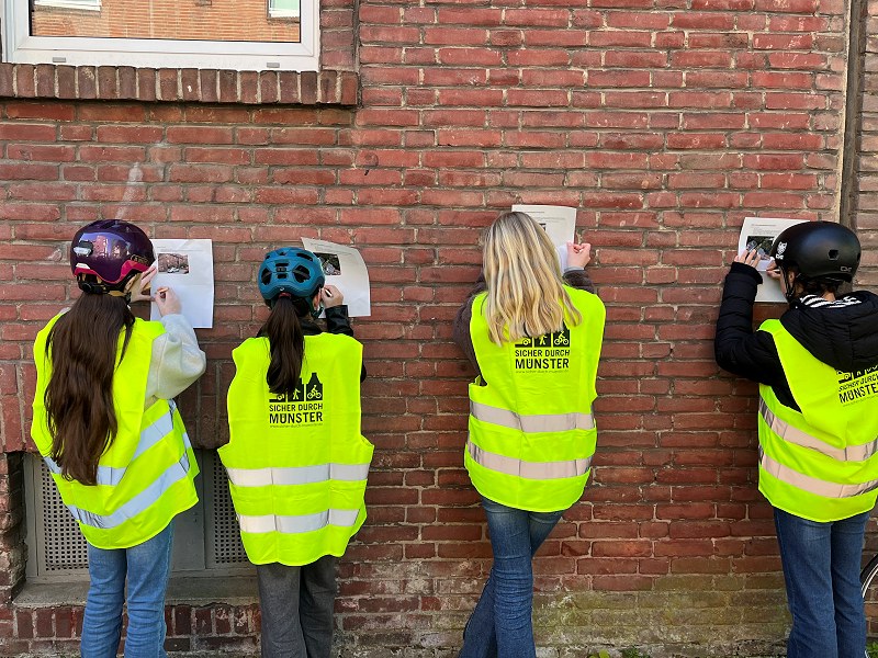 girlsday-fahrradbuero-2026-2 Die Teilnehmerinnen füllen Fragebögen zur Verkehrsbehinderung aus.