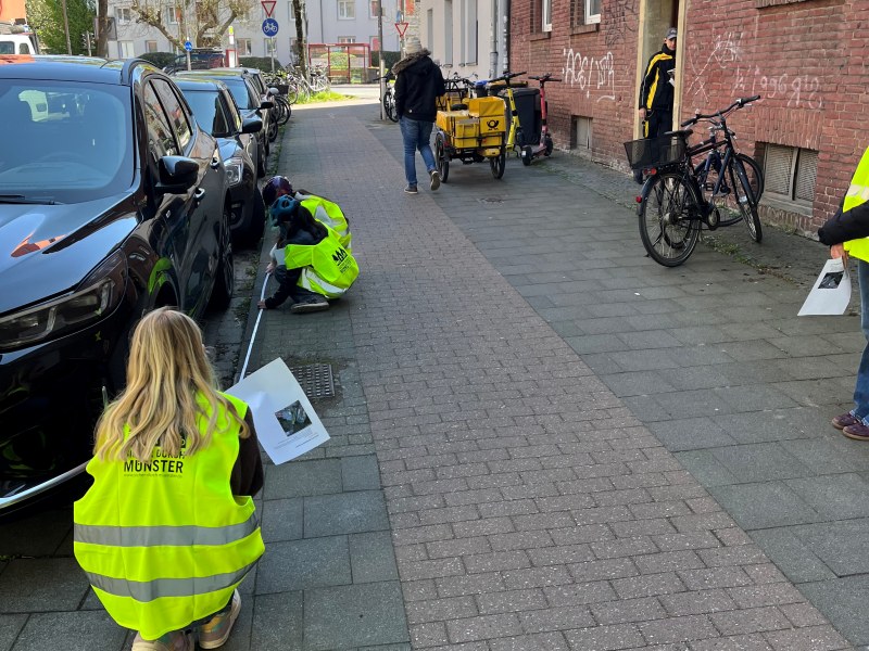girlsday-fahrradbuero-2026 Die Schülerinnen messen die Abstände von Parkraum, Fahradweg und Fußweg aus.