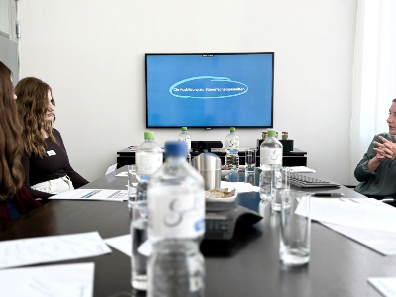 Die teilnehmenden Mädchen sitzen am Konferenztisch-