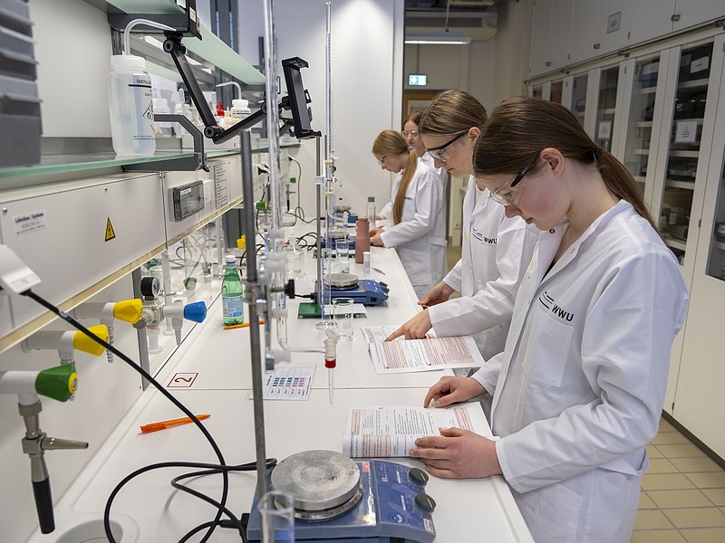 girlsday-2026-chemieinstitut-1 Teilnehmende Schülerinnen experimentieren im Labor