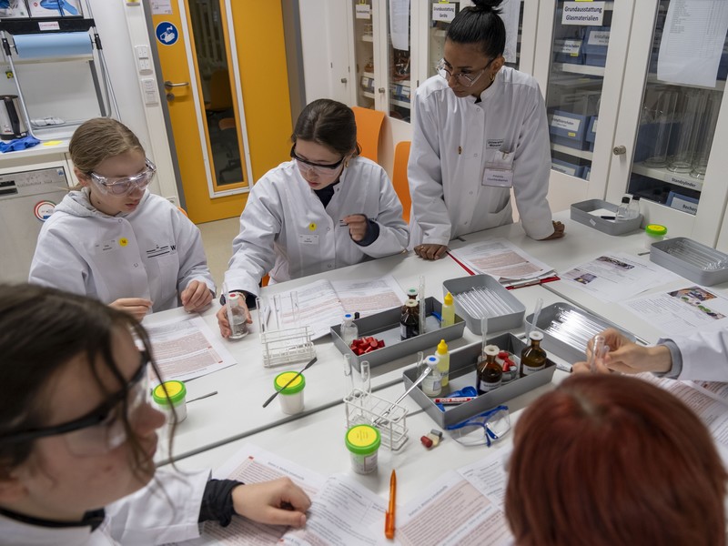 girlsday-2026-chemieinstitut-4 Teilnehmende Schülerinnen experimentieren im Labor