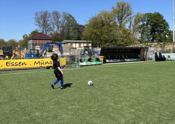 Ein Mädchen spielt Fußball auf dem Trainingsplatz des SCP