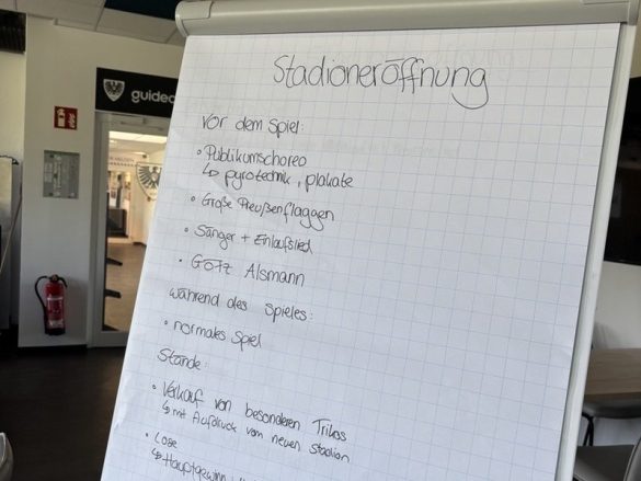 Flipchart mit Ideen, wie eine Stadionseröffnung ablaifen würde.